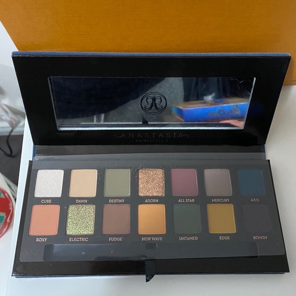 Eyeshadow palettes - Picture 3 of 5